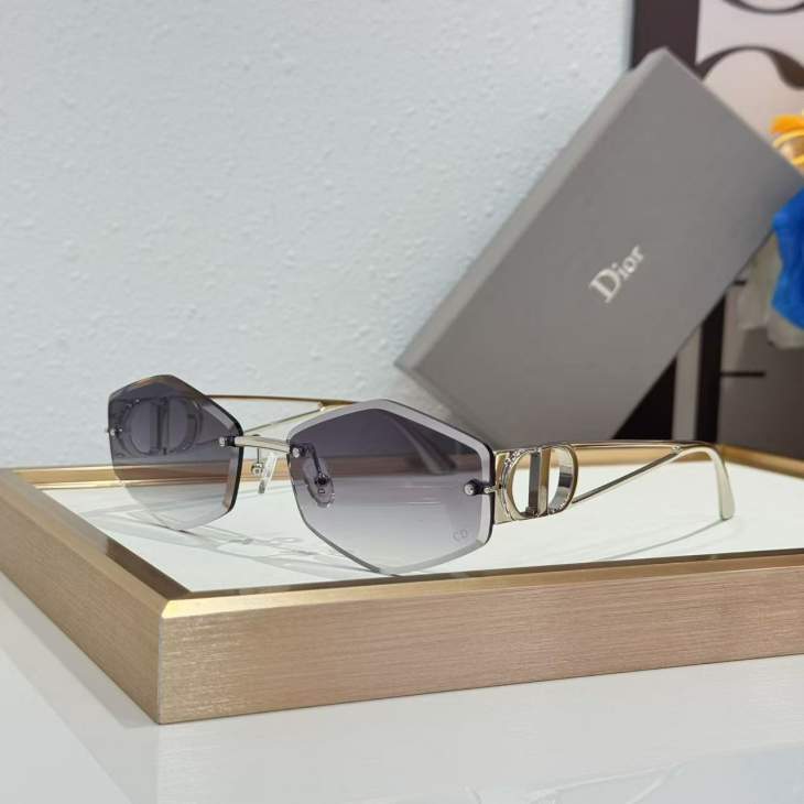 Picture of Dior Sunglasses _SKUfw77795978fw